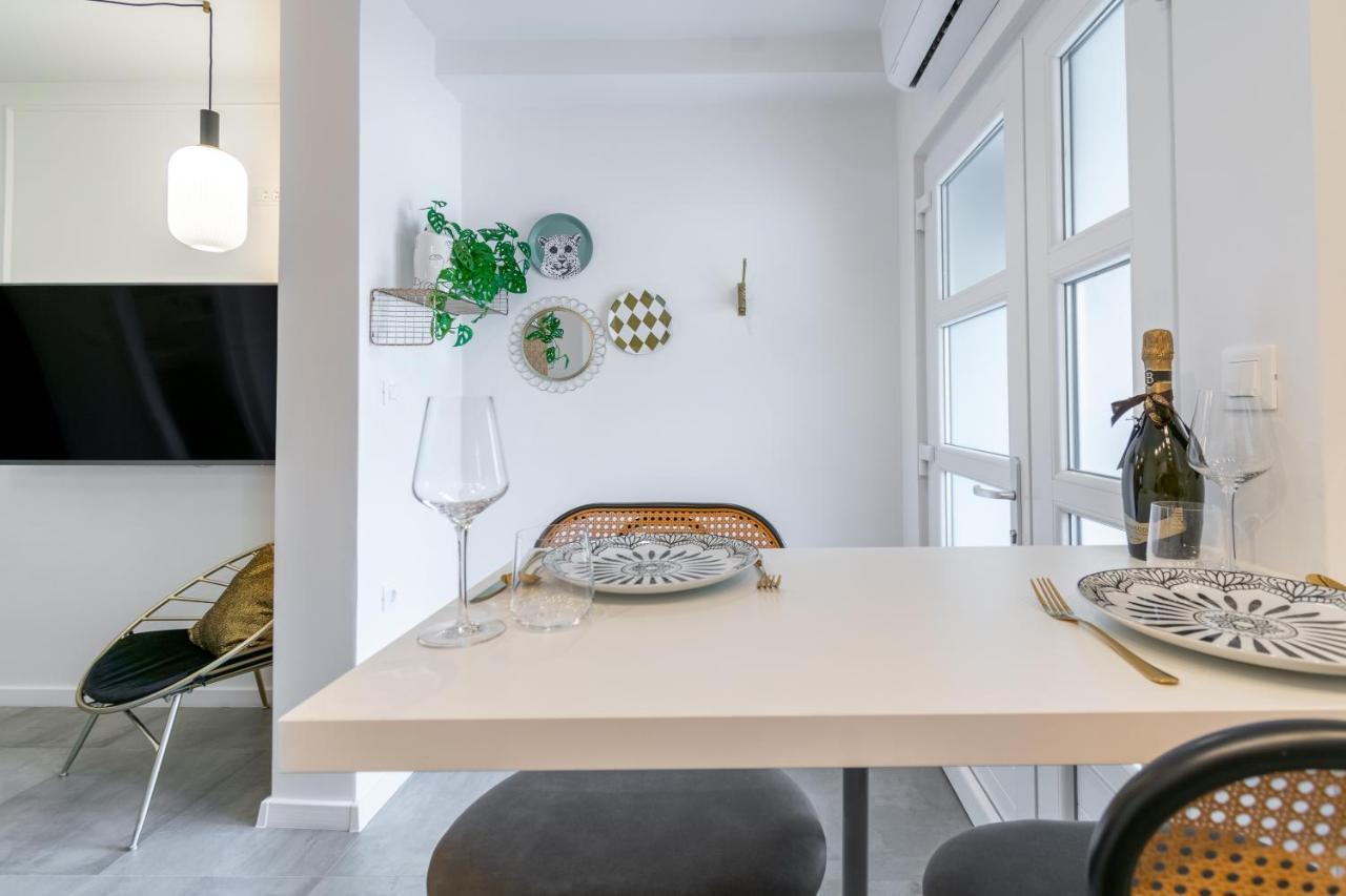 Studio Apartment Smile, Near Beach & Center, Free Parking, Balcony Makarska Bagian luar foto