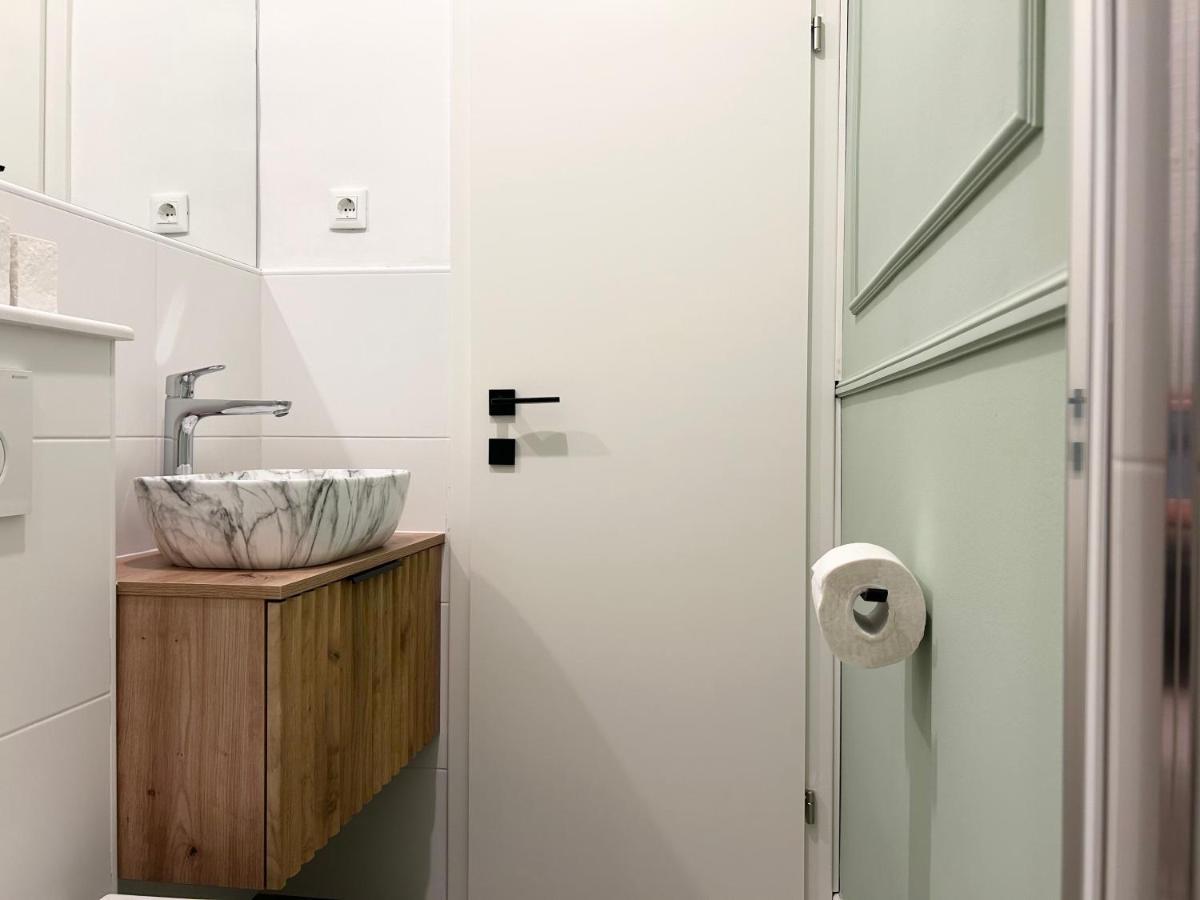 Studio Apartment Smile, Near Beach & Center, Free Parking, Balcony Makarska Bagian luar foto